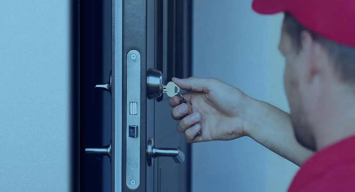 anahtarı kapının arkasında kalan kapıyı açan bir çilingir ustası